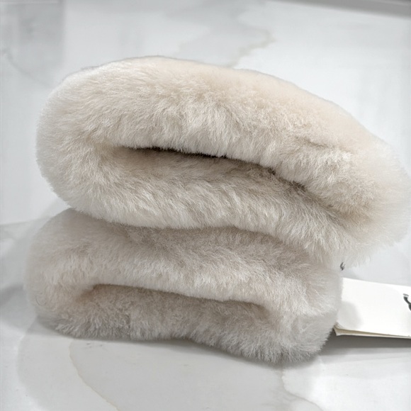 ✨ UGG® Genuine Dyed Shearling Suede Gloves– Chestnut – Ultra Soft & Gift-Ready ✨ - Picture 7 of 9